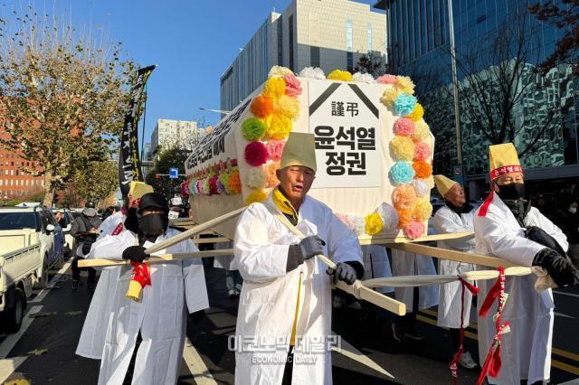 국회 앞 가득 채운 탄핵 찬성 시민들 사진선재관 기자