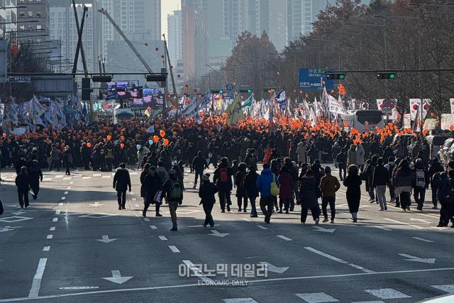 국회 앞에서 탄핵 찬성 외치는 시민들 사진선재관 기자