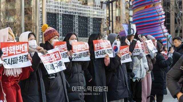 탄핵 반대 외치는 시민들 사진박명섭 기자