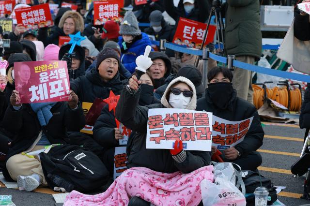 14일 오후 서울 영등포구 여의도 국회 앞에서 열린 윤석열 대통령 탄핵 촉구 집회에서 참석자들이 구호를 외치고 있다사진유대길 기자