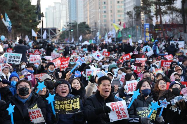 국회에서 윤석열 대통령에 대한 탄핵소추안 재표결이 이뤄지는 14일 오후 서울 여의도에서 탄핵을 요구하는 시민들이 집회에 참석해 목소리를 내고 있다 AJP 한준구 기자 jungu141298ajupresscom