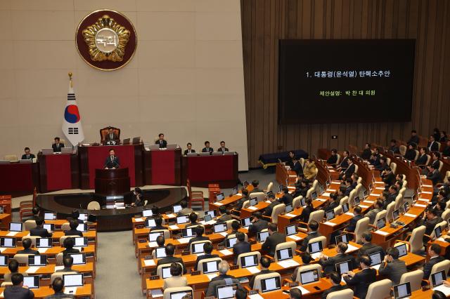 박찬대 더불어민주당 원내대표가 14일 오후 국회 본회의에서 윤석열 대통령 탄핵소추안에 관해 제안설명을 하고 있다 사진연합뉴스