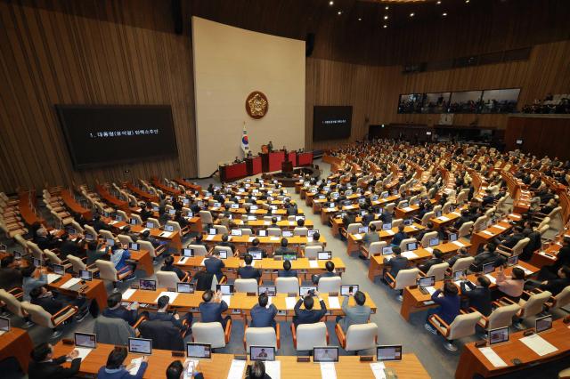 韓国国会、尹錫悦大統領弾劾訴追案可決