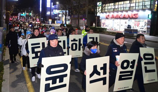 지난 8일 오후 강원 강릉시 월화거리 일원에서 강릉시민들이 촛불 집회를 열고 윤석열 탄핵을 촉구하며 거리 행진을 벌이고 있다 사진연합뉴스