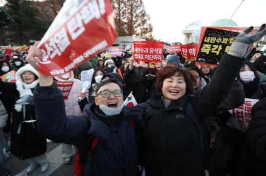 各地市民走上街头欢呼庆祝尹锡悦弹劾案通过