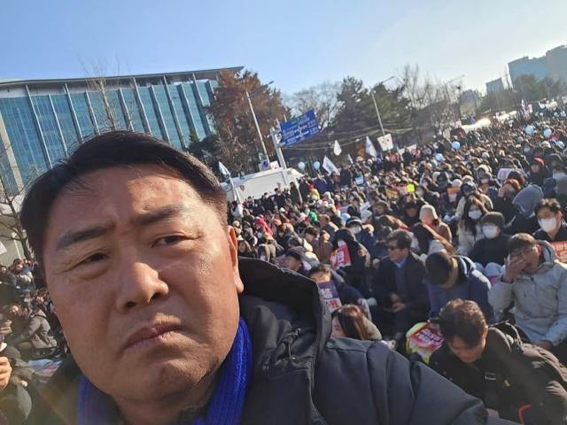 김관영 전북특별자치도지사가 14일 전주 풍패지관 앞에서 열린 윤석열 대통령 탄핵 촉구 집회에 참가하고 있다사진김관영 도지사 페이스북