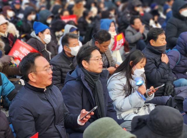 윤석열 대통령 탄핵소추안 표결 본회의가 열린 7일 김경수 전 경남지사가 국회 앞에서 열린 탄핵 촉구 집회에 참석해 자리하고 있다 사진연합뉴스