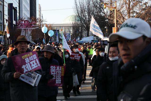 국회에서 윤석열 대통령에 대한 탄핵소추안 재표결이 이뤄지는 14일 오후 서울 여의도에서 탄핵을 요구하는 시민들이 집회에 참석해 목소리를 내고 있다AJP 한준구 기자 jungu141298ajupresscom