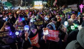 Văn hóa biểu tình tại Hàn Quốc "trẻ hóa"…Nến, biểu ngữ → Que phát sáng, nhạc K-pop và những lá cờ với nội dung thú vị