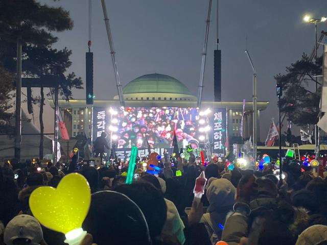 14일 서울 영등포구 국회의사당 앞에서 열린 윤석열 대통령 탄핵 촉구 집회에서 시민들이 참가하고 있다 사진김은서 수습기자