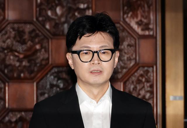 한동훈 국민의힘 대표가 14일 오후 윤석열 대통령 탄핵소추안이 가결된 뒤 의원총회장에서 나와 취재진 질문에 답하고 있다 사진연합뉴스