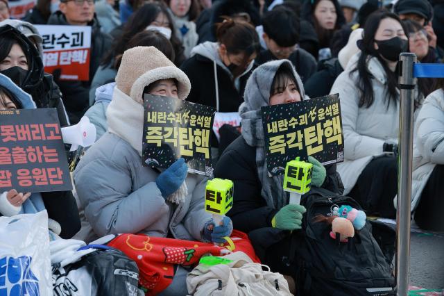 14일 오후 서울 영등포구 여의도 국회 앞에서 열린 윤석열 대통령 탄핵 촉구 집회에서 참석자들이 구호를 외치고 있다 20241214사진유대길 기자 dbeorlf123ajunewscom