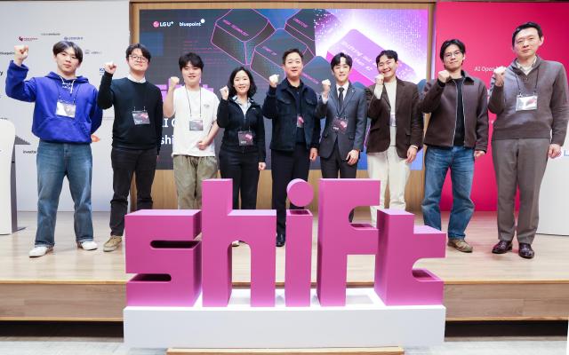 LG유플러스 홍범식 사장이 공식 첫 행보로 스타트업 발굴 및 육성 프로그램인 ‘쉬프트Shift’ 데모데이 행사에 참석했다 사진은 홍범식 사장왼쪽에서 다섯번 째이 쉬프트에 선발된 스타트업 대표와 기념사진을 촬영하는 모습