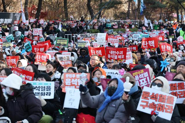 국회에서 윤석열 대통령에 대한 탄핵소추안 재표결이 이뤄지는 14일 오후 서울 여의도에서 탄핵을 요구하는 시민들이 목소리를 높이고 있다AJP 한준구 기자 jungu141298ajupresscom