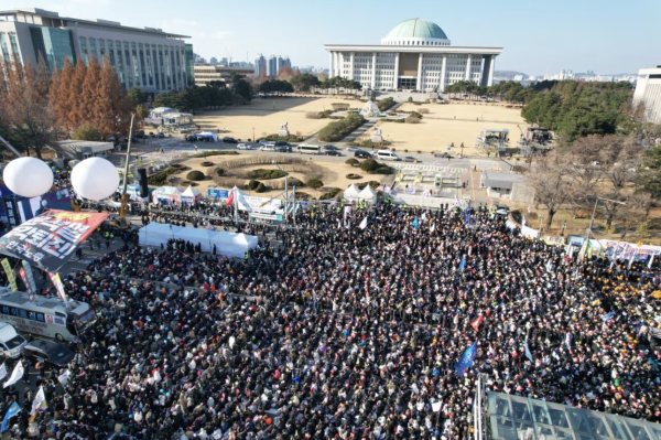 지난 14일 국회 앞에서 열린 촛불집회에 수많은 시민이 모여 있다 사진연합뉴스