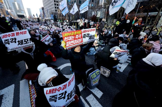 15일 오후 서울 종로구 광화문광장 인근에서 진보성향 단체가 윤석열 대통령의 체포 및 파면을 촉구하고 있다 연합뉴스