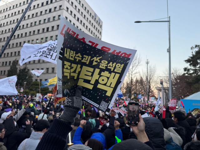 14일 오후 국회에서 윤석열 대통령 탄핵소추안이 가결되자 시민들이 환호성을 지르고 있다 사진송승현 수습기자