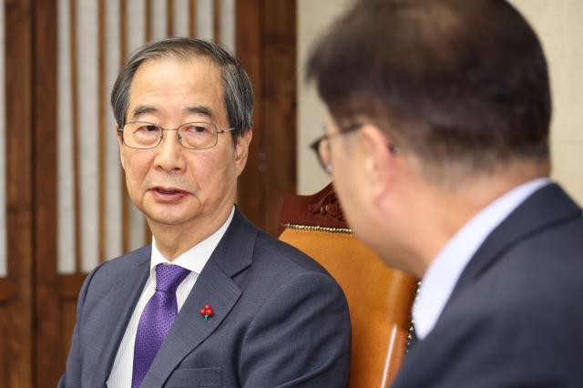 한덕수 대통령 권한대행 국무총리가 지난 15일 오후 우원식 국회의장을 예방해 대화하고 있다 사진연합뉴스