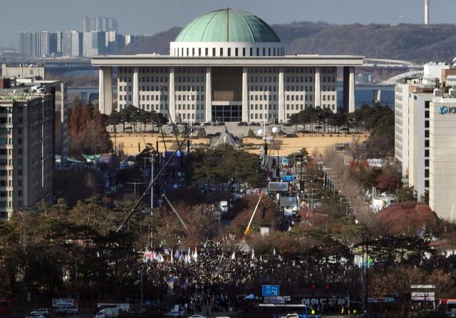 윤석열 대통령에 대한 두 번째 탄핵소추안 국회 표결일인 14일 서울 여의도 국회 앞에서 열린 탄핵 촉구 집회에 많은 시민이 모여 있다 사진연합뉴스