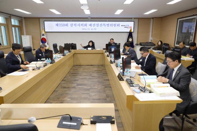 삼척시의회 예산결산특별위원회가 제11차 회의를 개최하고 있다 사진삼척시의회