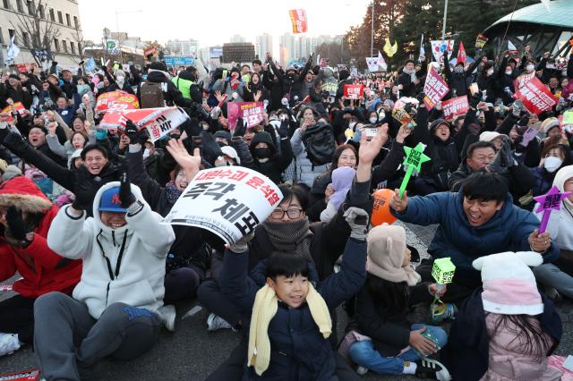 14일 오후 윤석열 대통령에 대한 탄핵 가결 소식에 여의도에 모인 시민들이 환호하고 있다AJP 한준구 기자 jungu141298ajupresscom