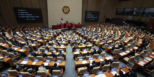 박정 국회 예산결산특별위원장이 10일 오후 서울 여의도 국회에서 열린 본회의에서 2025년도 예산안 심사보고를 하고 있다 20241210사진유대길 기자 dbeorlf123ajunewscom