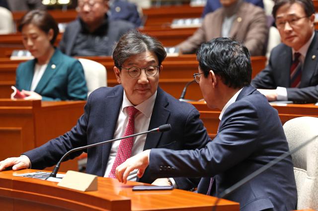 국민의힘 권성동 원내대표가 16일 국회에서 열린 의원총회에 참석해 김상훈 정책위의장과 대화를 하고 있다 사진연합뉴스