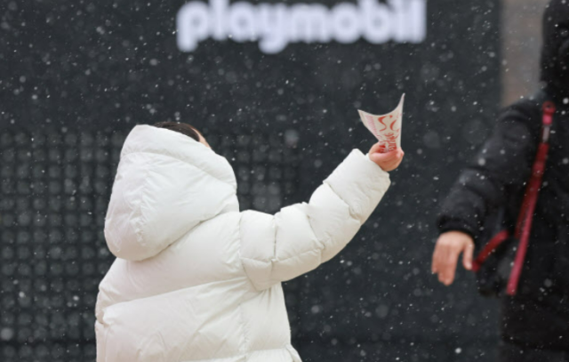 한 어린이가 16일 오후 눈이 내리는 서울 광화문광장에서 눈을 보며 즐거워하고 있다 사진연합뉴스
