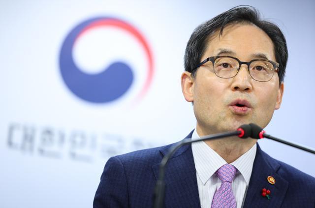 한기정 공정거래위원장이 지난달 19일 정부서울청사 브리핑룸에서 플랫폼 독과점 폐해를 줄일 수 있는 플랫폼 경쟁촉진법 제정 관련 브리핑을 하고 있다사진공정거래위원회