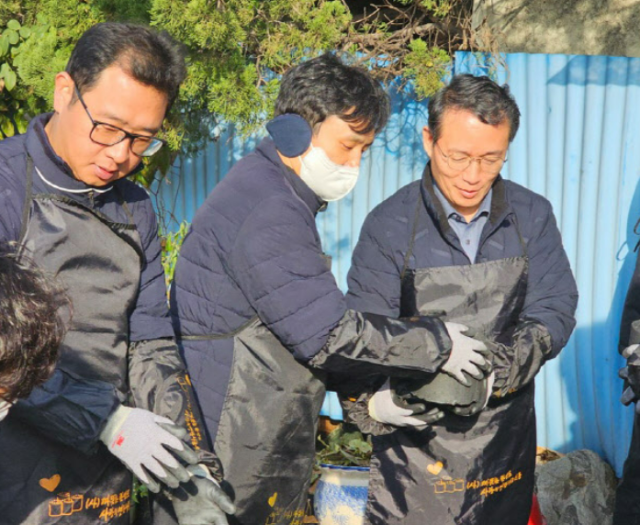 한수한 대한해운 대표오른쪽가 지난 10일 서울 용산구 이촌로125번길 일대에서 진행된 이웃사랑 실천 연탄 나누기 봉사활동에 참여해 직원들과 연탄을 나르고 있다 사진SM그룹
