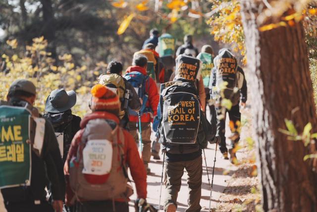 충청남도 태안군에 있는 동서트레일 14구간에서 사람들이 걷고 있다사진산림청