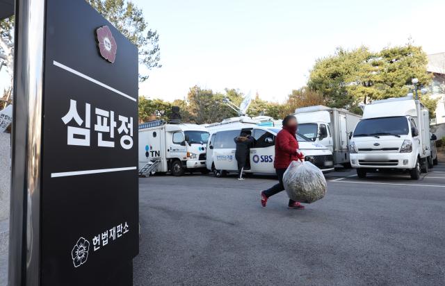 윤석열 대통령의 탄핵심판 사건을 맡은 헌법재판소가 사안의 중대성을 고려해 이 사건을 최우선으로 심리한다 16일 오전 서울 종로구 헌법재판소 심판정 인근에 방송사 중계 차량이 주차돼 있다 사진연합뉴스