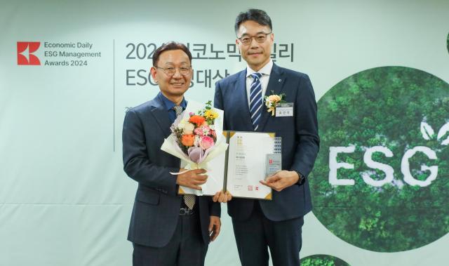 17일 서울 중구 한국프레스센터에서 열린 2024 이코노믹데일리 ESG경영대상 시상식에서 중소기업지원 부문 대상을 수상한 유인식 IBK기업은행 ESG경영부장오른쪽이 양규현 이코노믹데일리 대표와 기념촬영 하고 있다 사진남궁진웅 기자 timeidajunewscom