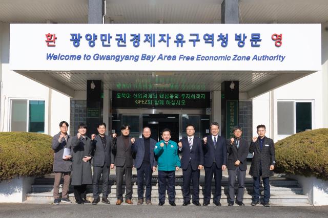 광주경제자유구역청 선석기 청장이 광양경자청을 방문해 경제자유구역 내 개발사업 활성화와 확대를 위한 방안을 논의하고 기념촬영을 하고있다 사진 광양경자청