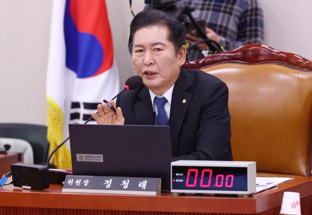 
Chairman Jung Chung-rae speaks during a full session of the Legislation and Judiciary Committee at the National Assembly on Nov 17 Yonhap