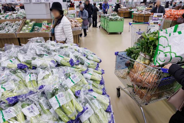 3日、ソウル瑞草区の農協ハナロマートを訪れた市民たちが野菜を選んでいる 写真連合ニュース