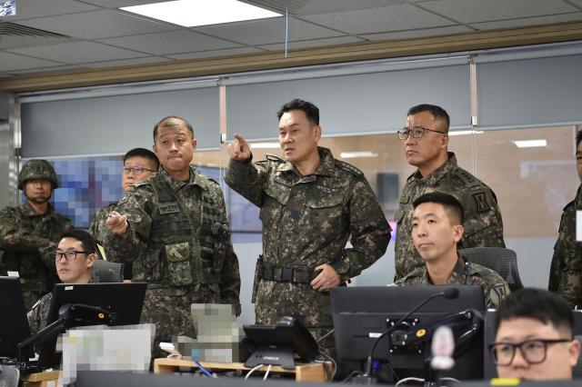 김명수 합참의장이 지난 3일 육군 1군단사령부에서 적의 다양한 도발에 대비한 대응계획과 현장·행동중심의 방공작전태세를 점검하고 있다 사진합참
    