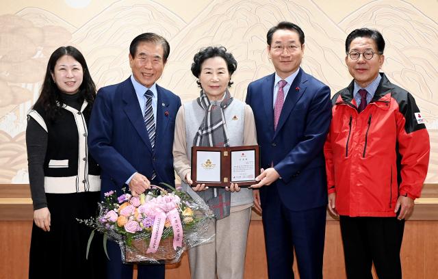 유정복 인천광역시장이 18일 시청 접견실에서 최근미 인천 185호 아너 소사이어티에게 인증패를 수여한 뒤 기념촬영을 하고 있다 사진인천시