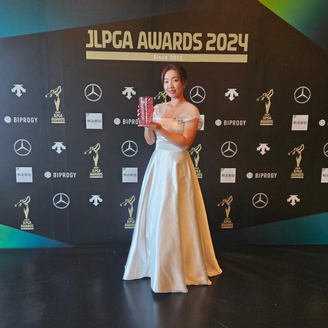 일본여자프로골프JLPGA 투어 최연소 우승에 이어 최연소 신인상 수상자가 된 이효송 사진JLPGA