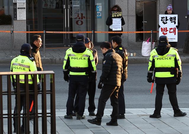 12·3 비상계엄 관련 윤석열 대통령 탄핵 심판을 앞둔 18일 오전 서울 종로구 헌법재판소 앞에서 경찰이 출입을 통제하고 있다 사진연합뉴스
