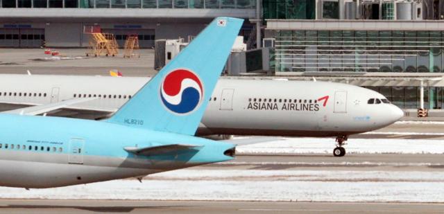 Korean Air and Asiana Airlines planes at Incheon International Airport Yonhap