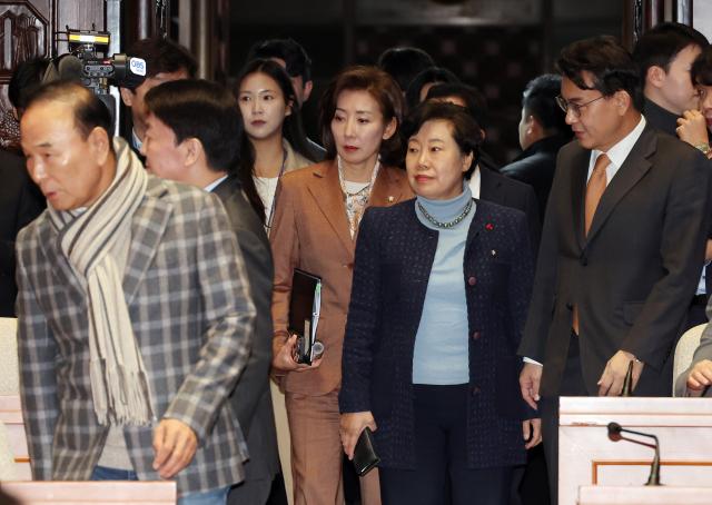 18일 서울 여의도 국회에서 국민의힘 나경원 의원 등이 비상의원총회에 참석하고 있다 사진연합뉴스