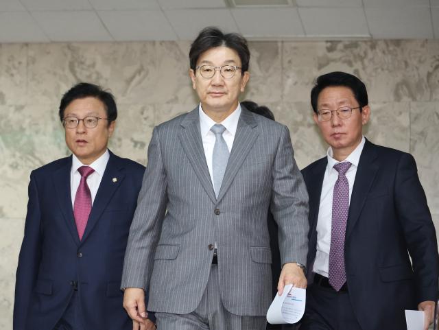 권성동 국민의힘 당 대표 권한대행 겸 원내대표가 19일 오전 국회에서 열린 원내대책회의에 입장하고 있다 사진연합뉴스