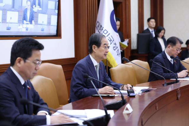 한덕수 대통령 권한대행 국무총리가 19일 정부서울청사에서 국정현안관계장관회의를 주재하고 있다 사진연합뉴스