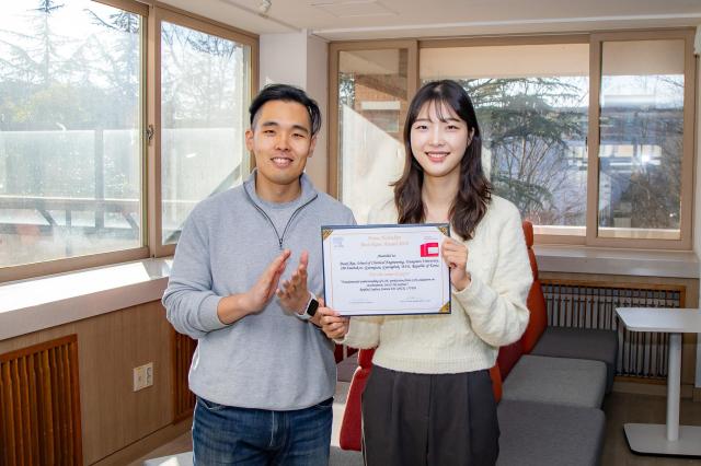 배다솔 학생의 Frans Habraken Award 수상을 기념하는 사제간의 기념촬영 모습 왼쪽부터 김민규 교수 배다솔 학생 사진영남대학교