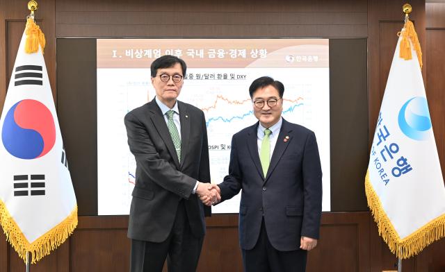 우원식 국회의장오른쪽이 19일 서울 중구 한국은행 본관을 방문해 이창용 한국은행 총재와 기념 촬영하고 있다 국회사진기자단