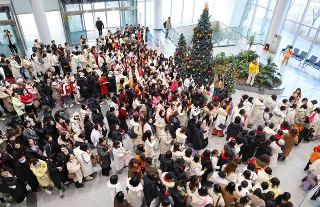 Chinese incentive tour group from Shanghai Weina Cosmetics arrives at Songdo Convensia Incheon South Korea Dec 16 Yonhap