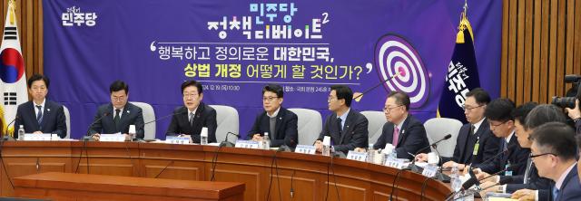 더불어민주당 이재명 대표왼쪽 세번째가 국회에서 열린 행복하고 정의로운 대한민국 상법 개정 어떻게 할 것인가 토론회에 참석해 발언하고 있다 사진연합뉴스