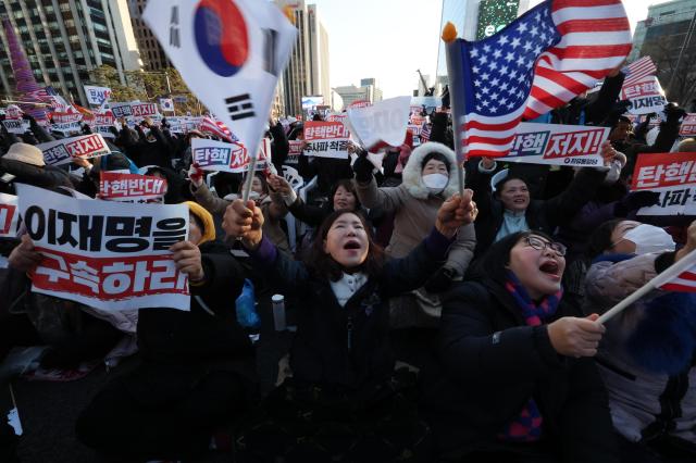 Supporters of President Yoon Suk Yeol rally in Seoul Dec 14 2024 Yonhap