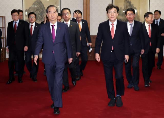 한덕수 대통령 권한대행 국무총리와 권성동 국민의힘 대표 권한대행 겸 원내대표가 20일 서울 종로구 삼청동 총리공관에서 기념촬영 후 고위당정협의회 장소로 이동하고 있다 사진연합뉴스